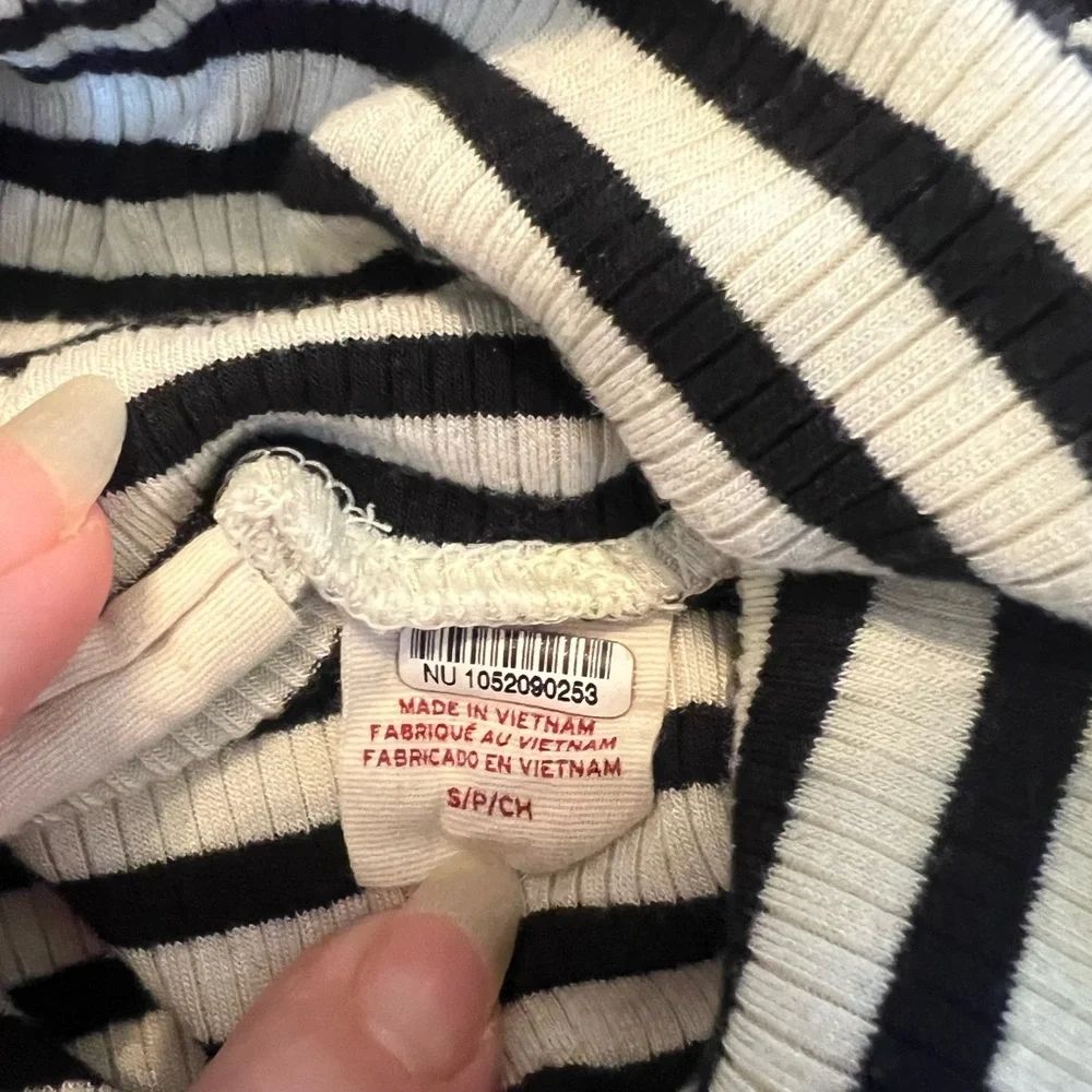 Levi’s ORIEL TURTLENECK - Picture 4 of 5